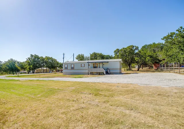 Photo 4 of Sale Pending at 173 Briar Oaks Dr, Azle, TX 76020 | MLS# 21360081 | Listing updated on 2026-09-17
