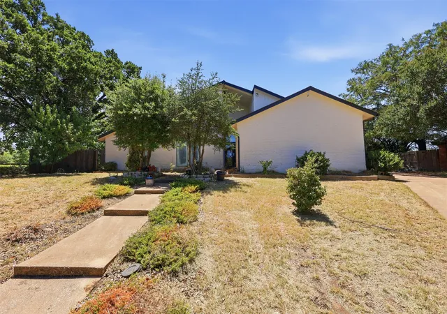 Photo 1 of Single family home for sale at 2700 Shadow Wood Ct, Arlington, TX 76006 | MLS# 21358338 | Listing updated on 2026-09-14