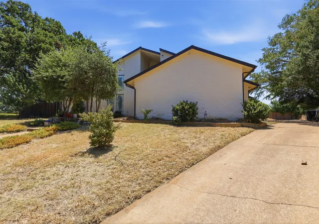 Photo 2 of Single family home for sale at 2700 Shadow Wood Ct, Arlington, TX 76006 | MLS# 21358338 | Listing updated on 2026-09-14