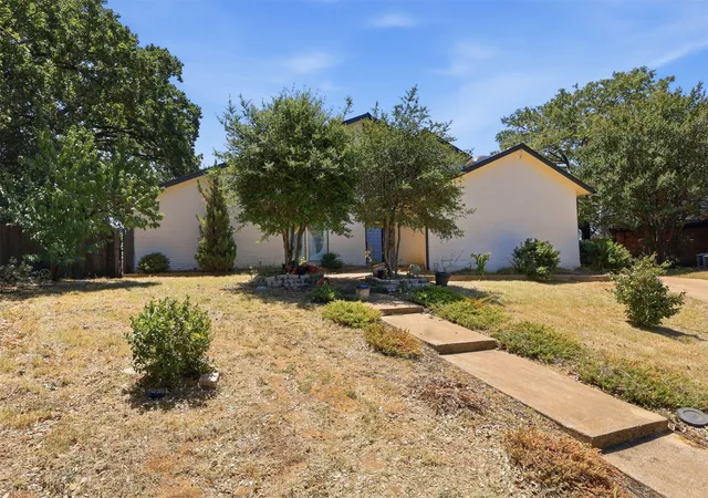 Photo 3 of Single family home for sale at 2700 Shadow Wood Ct, Arlington, TX 76006 | MLS# 21358338 | Listing updated on 2026-09-14