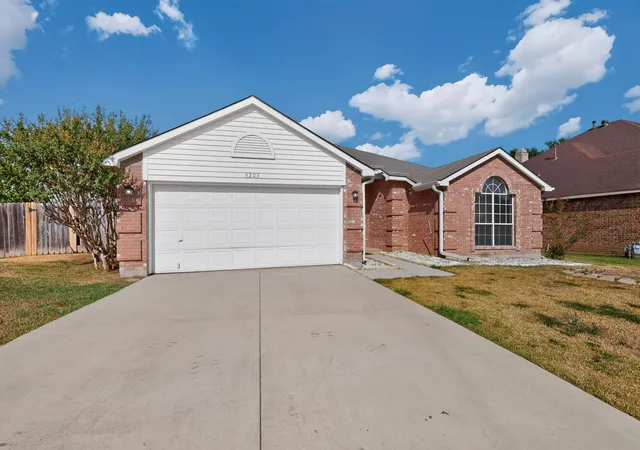 Photo 2 of Sale Pending at 5203 Alta Vista Ln, Arlington, TX 76017 | MLS# 21314122 | Listing updated on 2026-09-10