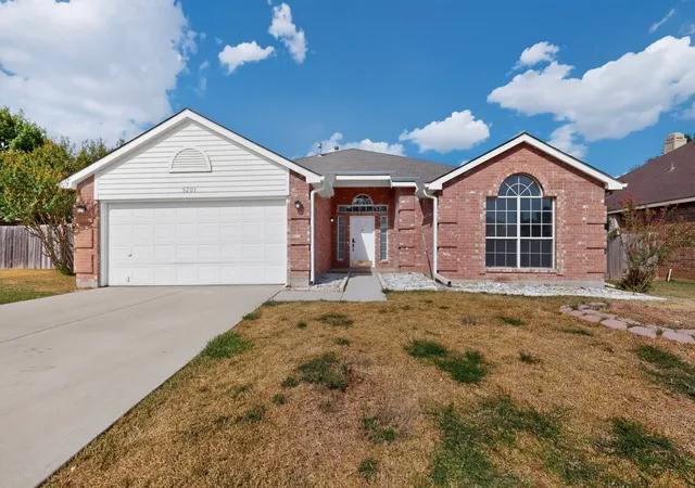 Photo 3 of Sale Pending at 5203 Alta Vista Ln, Arlington, TX 76017 | MLS# 21314122 | Listing updated on 2026-09-10