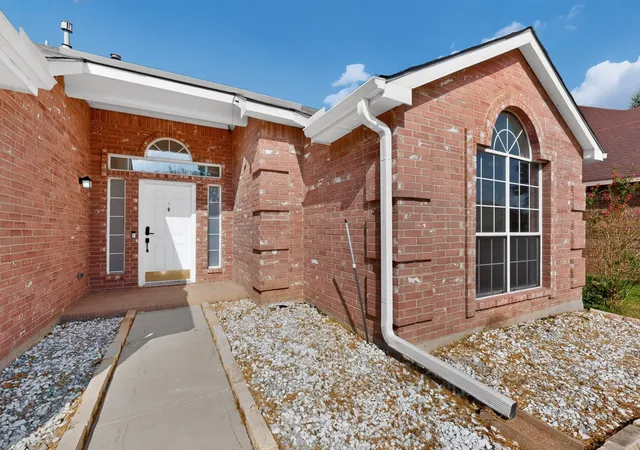 Photo 3 of Sale Pending at 5203 Alta Vista Ln, Arlington, TX 76017 | MLS# 21314122 | Listing updated on 2026-09-10