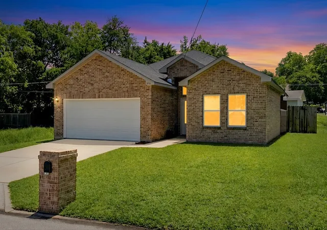 Photo 1 of Single family home for sale at 1421 Jones St, Greenville, TX 75401 | MLS# 21359388 | Listing updated on 2026-09-13
