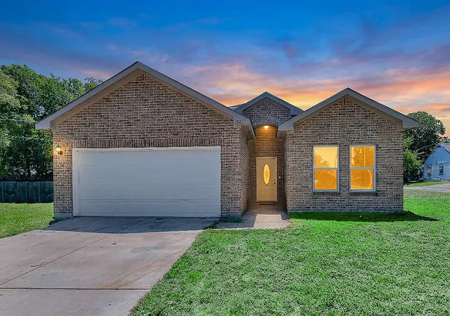Photo 3 of Single family home for sale at 1421 Jones St, Greenville, TX 75401 | MLS# 21359388 | Listing updated on 2026-09-13
