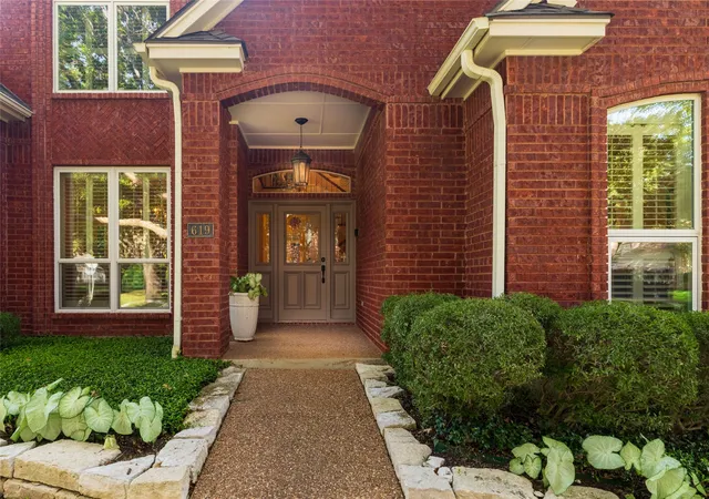 Photo 3 of Sale Pending at 619 Portofino Dr, Arlington, TX 76012 | MLS# 21357483 | Listing updated on 2026-09-10