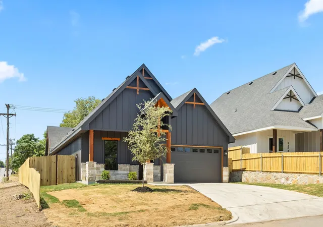 Photo 3 of Single family home for sale at 3201 Nw 33Rd St, Fort Worth, TX 76106 | MLS# 21360478 | Listing updated on 2026-09-11