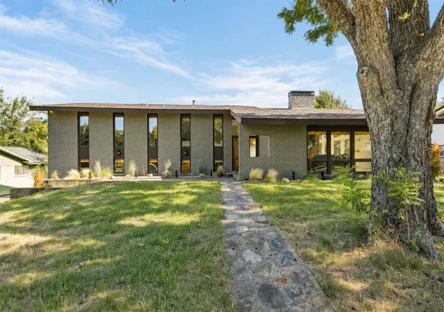 Photo 2 of Single family home for sale at 2811 Crowley Ct, Arlington, TX 76012 | MLS# 21360074 | Listing updated on 2026-09-13