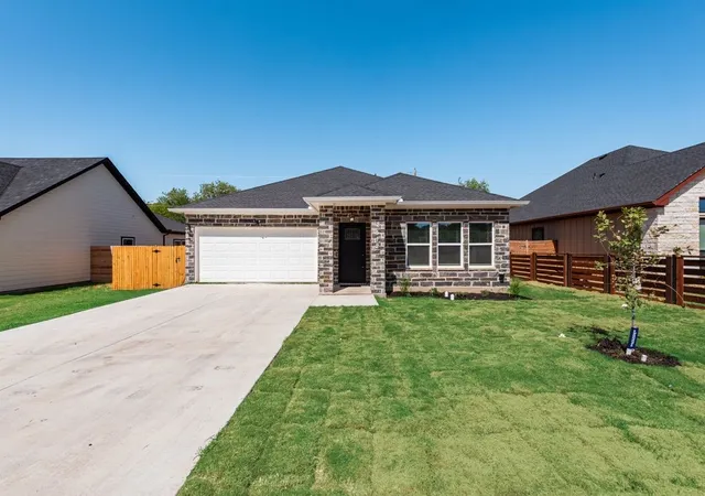 Single family home for sale at 2512 Sheraton Dr, Fort Worth, TX 76105 | MLS# 21360613