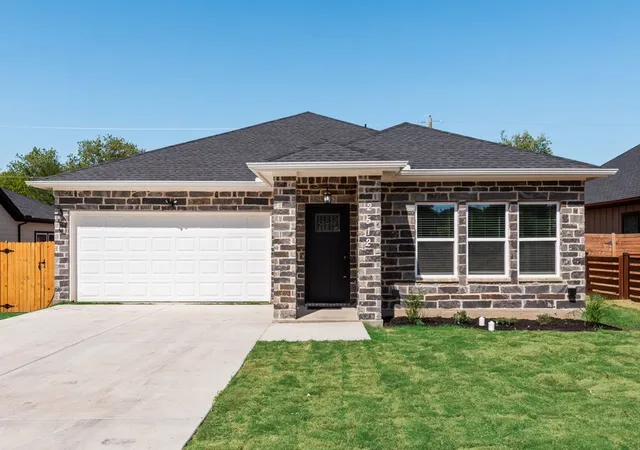 Photo 2 of Single family home for sale at 2512 Sheraton Dr, Fort Worth, TX 76105 | MLS# 21360613 | Listing updated on 2026-09-14