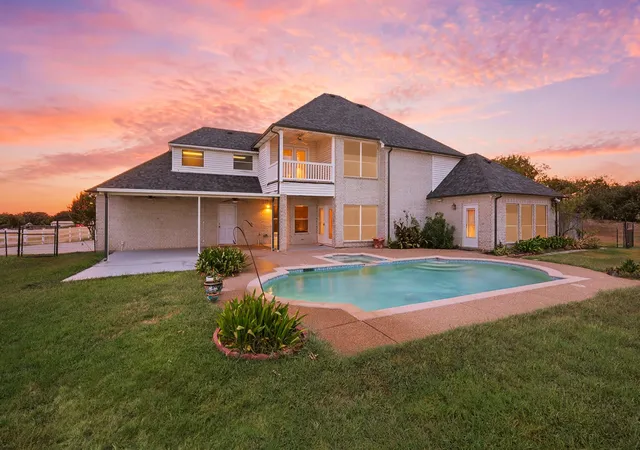 Photo 2 of Single family home for sale at 141 Blue Sky Dr, Decatur, TX 76234 | MLS# 21347580 | Listing updated on 2026-09-08