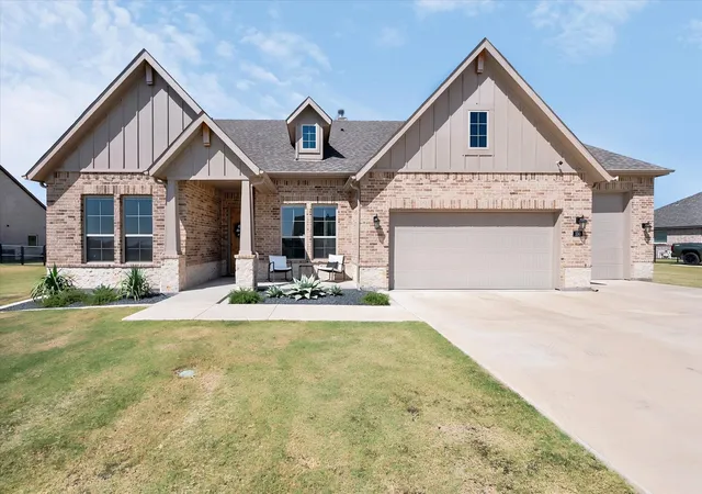 Photo 3 of Single family home for sale at 130 Red Cliff Ct, Rhome, TX 76078 | MLS# 21359562 | Listing updated on 2026-09-12