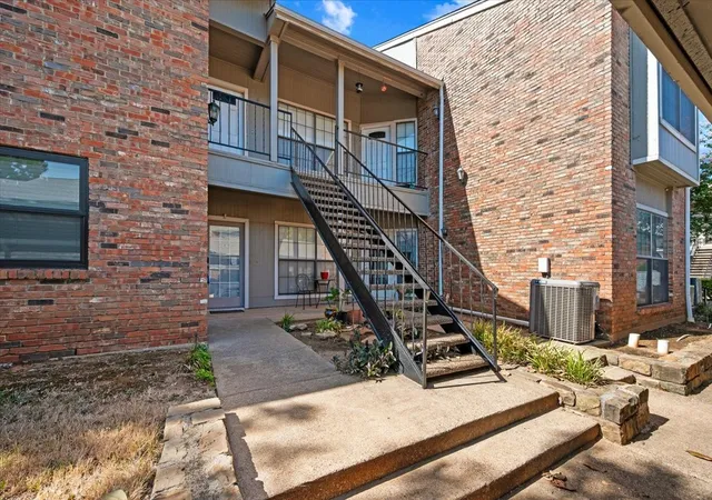 Photo 2 of Sale Pending at 400 Pebble Wy #161, Arlington, TX 76006 | MLS# 21359838 | Listing updated on 2026-09-09