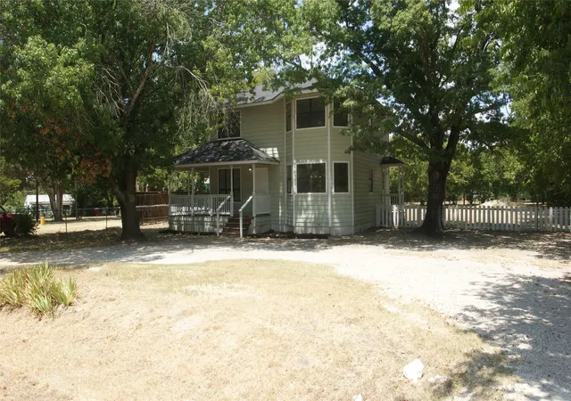 Photo 2 of Sale Pending at 207 Spring Branch Dr, Red Oak, TX 75154 | MLS# 21360830 | Listing updated on 2026-09-25