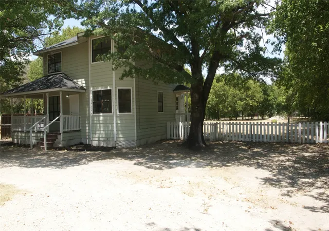 Photo 3 of Sale Pending at 207 Spring Branch Dr, Red Oak, TX 75154 | MLS# 21360830 | Listing updated on 2026-09-25