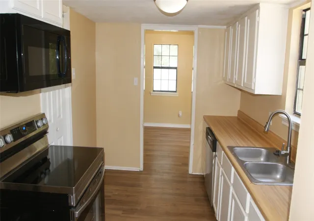 Photo 3 of Sale Pending at 207 Spring Branch Dr, Red Oak, TX 75154 | MLS# 21360830 | Listing updated on 2026-09-25