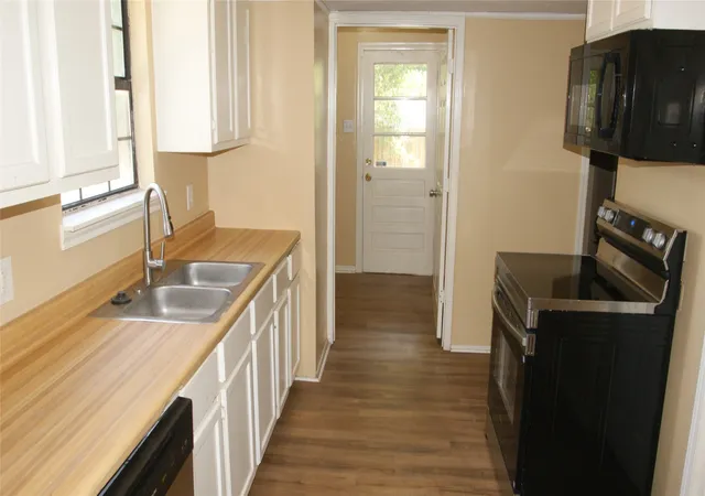 Photo 4 of Sale Pending at 207 Spring Branch Dr, Red Oak, TX 75154 | MLS# 21360830 | Listing updated on 2026-09-25