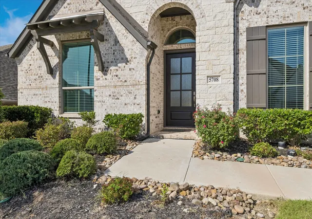 Photo 2 of Single family home for sale at 5708 Lake Jackson Dr, Fort Worth, TX 76126 | MLS# 21355110 | Listing updated on 2026-09-15