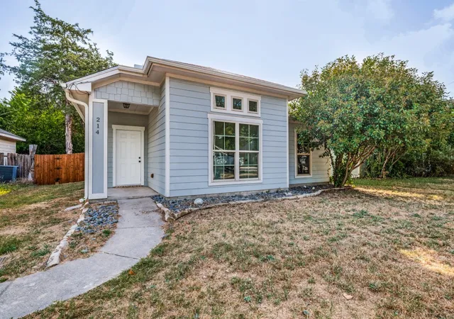 Photo 2 of Sale Pending at 214 Lewis St, Waxahachie, TX 75165 | MLS# 21361115 | Listing updated on 2026-10-01