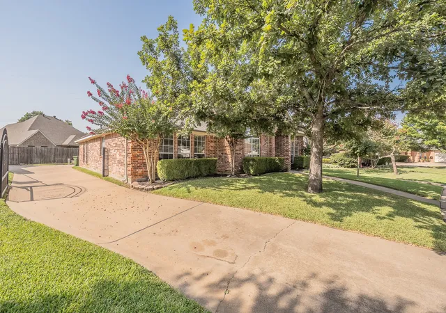 Photo 2 of Single family home for sale at 8152 Vine Wood Dr, North Richland Hills, TX 76182 | MLS# 21361099 | Listing updated on 2026-09-12
