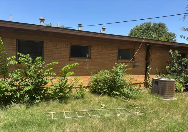 Photo 3 of Sale Pending at 2204 Cloverdale St, Arlington, TX 76010 | MLS# 21361180 | Listing updated on 2026-09-11