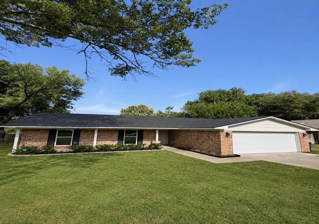 Photo 1 of Sale Pending at 102 S Sendero Dr, Decatur, TX 76234 | MLS# 21361185 | Listing updated on 2026-10-03