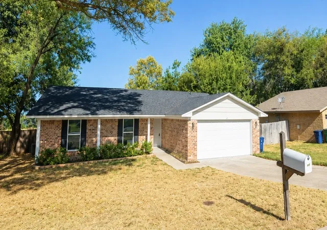 Photo 2 of Sale Pending at 102 S Sendero Dr, Decatur, TX 76234 | MLS# 21361185 | Listing updated on 2026-10-03