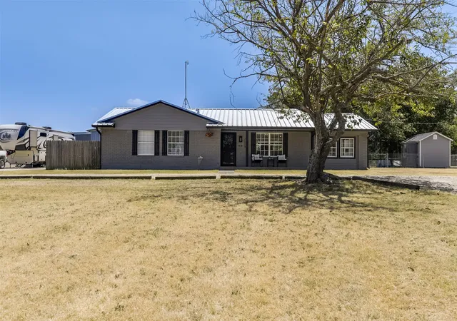 Photo 2 of Single family home for sale at 472 Cox Rd, Waxahachie, TX 75167 | MLS# 21360773 | Listing updated on 2026-09-11