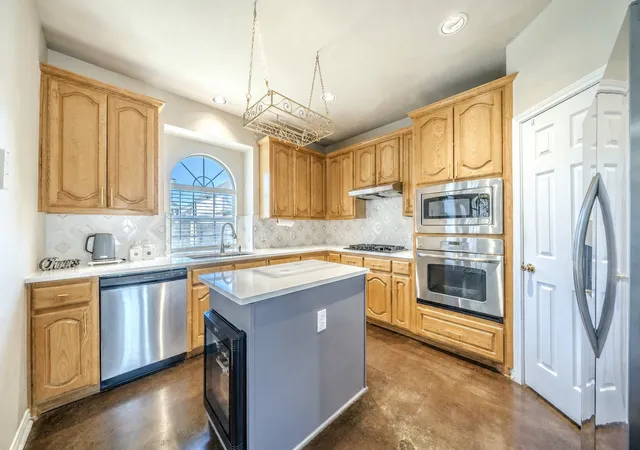 Photo 3 of Single family home for sale at 1511 Brighton Dr, Mansfield, TX 76063 | MLS# 21360503 | Listing updated on 2026-10-04