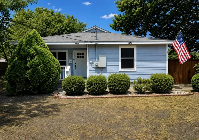 Photo 2 of Single family home for sale at 903 Moore St, Mc Kinney, TX 75069 | MLS# 21361360 | Listing updated on 2026-09-08