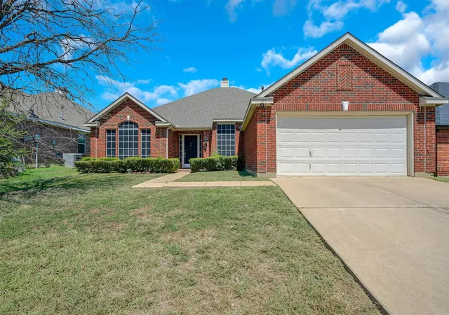 Photo 1 of Sale Pending at 117 Fort Edward Dr, Arlington, TX 76002 | MLS# 21361436 | Listing updated on 2026-09-12