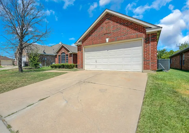 Photo 2 of Sale Pending at 117 Fort Edward Dr, Arlington, TX 76002 | MLS# 21361436 | Listing updated on 2026-09-12
