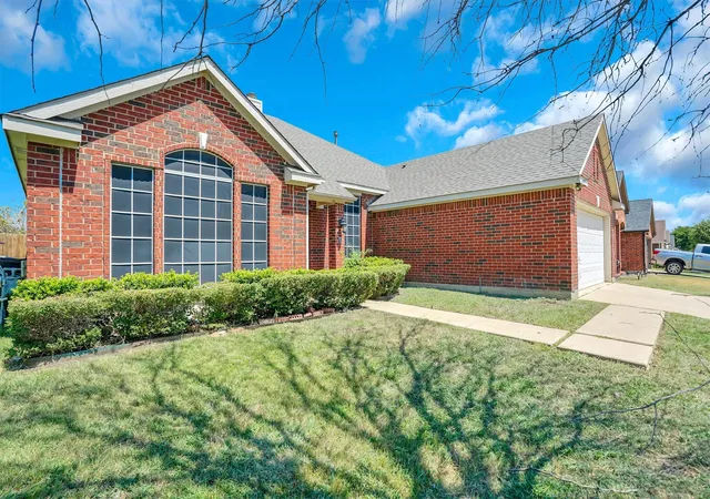 Photo 3 of Sale Pending at 117 Fort Edward Dr, Arlington, TX 76002 | MLS# 21361436 | Listing updated on 2026-09-12