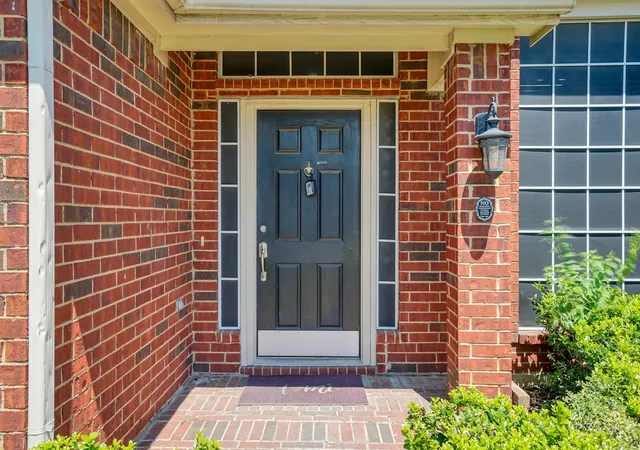 Photo 3 of Sale Pending at 117 Fort Edward Dr, Arlington, TX 76002 | MLS# 21361436 | Listing updated on 2026-09-12