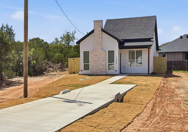 Photo 2 of Single family home for sale at 1206 Thicket Ct, Granbury, TX 76048 | MLS# 21361450 | Listing updated on 2026-09-12