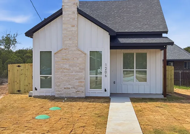 Photo 3 of Single family home for sale at 1206 Thicket Ct, Granbury, TX 76048 | MLS# 21361450 | Listing updated on 2026-09-12