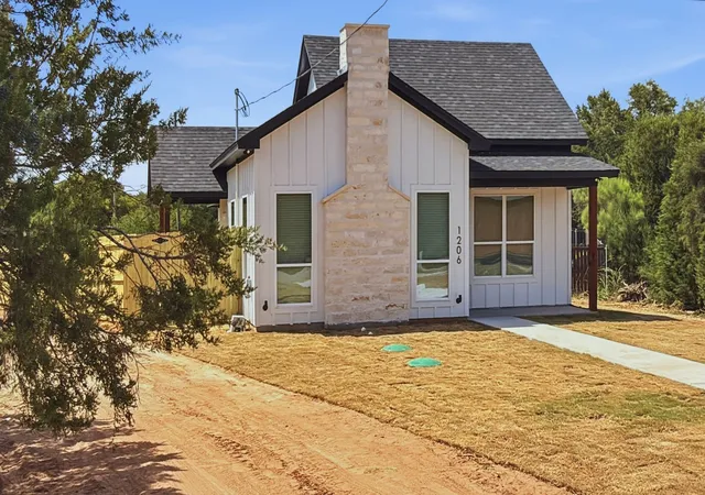 Photo 3 of Single family home for sale at 1206 Thicket Ct, Granbury, TX 76048 | MLS# 21361450 | Listing updated on 2026-09-27