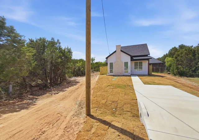 Photo 4 of Single family home for sale at 1206 Thicket Ct, Granbury, TX 76048 | MLS# 21361450 | Listing updated on 2026-09-27