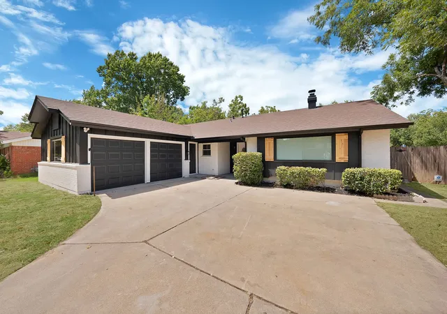 Photo 2 of Sale Pending at 2505 Hollywood Dr, Arlington, TX 76013 | MLS# 21361255 | Listing updated on 2026-09-09
