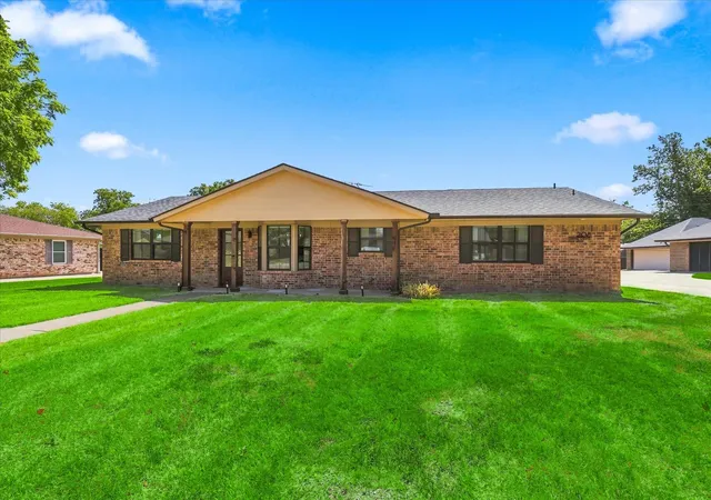 Photo 1 of Sale Pending at 208 Diane Dr, Sanger, TX 76266 | MLS# 21361494 | Listing updated on 2026-09-13