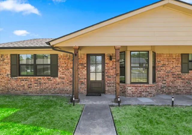 Photo 2 of Sale Pending at 208 Diane Dr, Sanger, TX 76266 | MLS# 21361494 | Listing updated on 2026-09-13