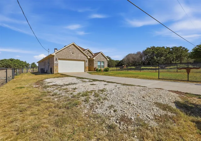 Photo 3 of Single family home for sale at 328 Ridge Dr N, Cleburne, TX 76033 | MLS# 21361518 | Listing updated on 2026-09-09