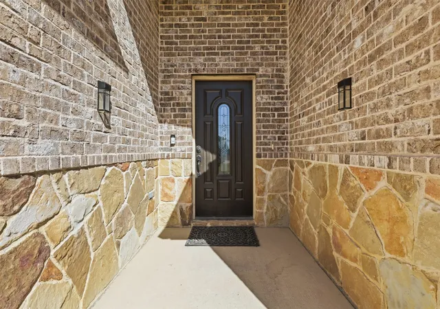 Photo 3 of Single family home for sale at 328 Ridge Dr N, Cleburne, TX 76033 | MLS# 21361518 | Listing updated on 2026-09-09