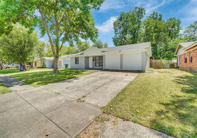 Photo 2 of Sale Pending at 510 Pleasant Valley Rd, Garland, TX 75040 | MLS# 21348112 | Listing updated on 2026-09-10