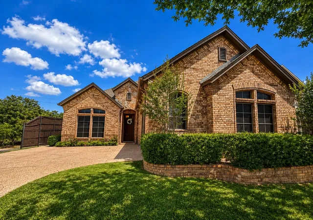 Photo 2 of Single family home for sale at 5801 Mira Lago Ln, Arlington, TX 76017 | MLS# 21361248 | Listing updated on 2026-09-15
