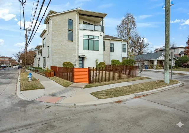 Single family home for sale at 2802 Lee St, Dallas, TX 75206 | MLS# 21361813