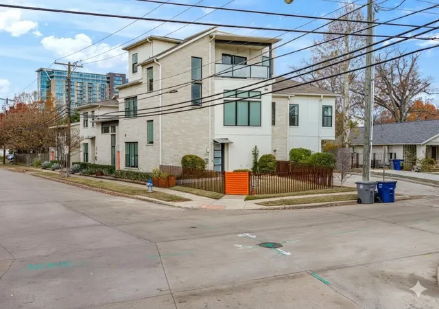 Photo 3 of Single family home for sale at 2802 Lee St, Dallas, TX 75206 | MLS# 21361813 | Listing updated on 2026-09-26