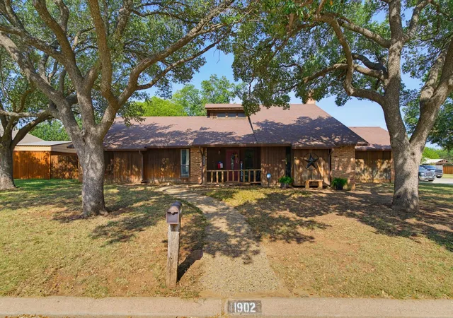 Photo 1 of Single family home for sale at 1902 Green Ridge Ct, Abilene, TX 79602 | MLS# 21357623 | Listing updated on 2026-09-16