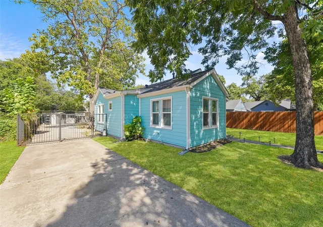 Photo 3 of Single family home for sale at 1121 Hudgins Ave, Fort Worth, TX 76111 | MLS# 21361826 | Listing updated on 2026-09-11
