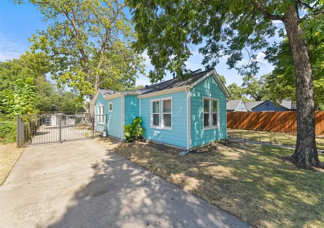 Photo 3 of Single family home for sale at 1121 Hudgins Ave, Fort Worth, TX 76111 | MLS# 21361826 | Listing updated on 2026-10-01